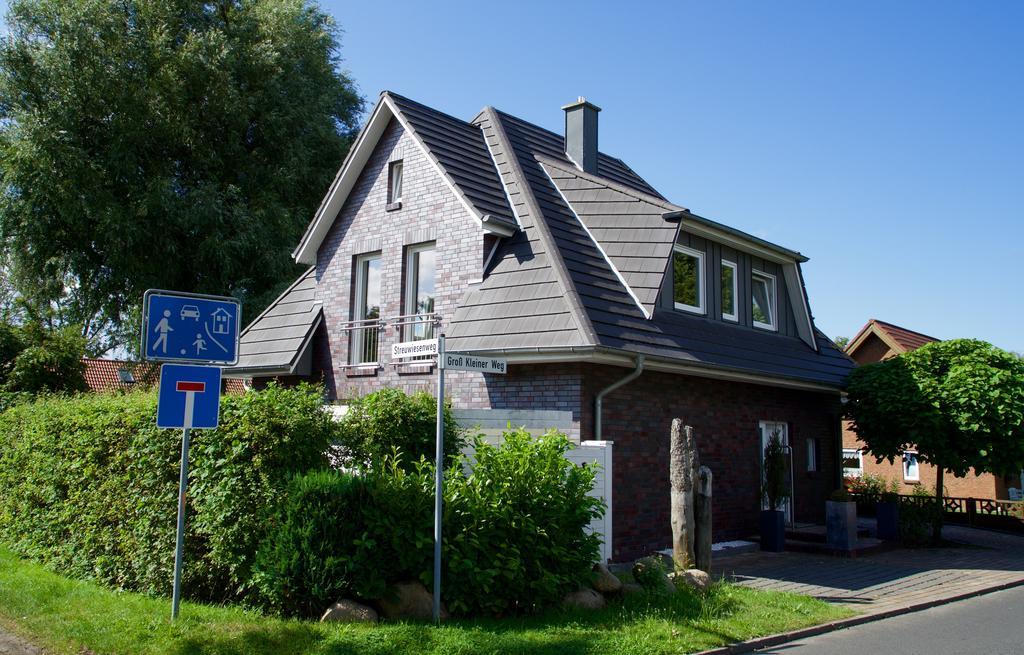 Three-Bedroom House,140990619:JPEG