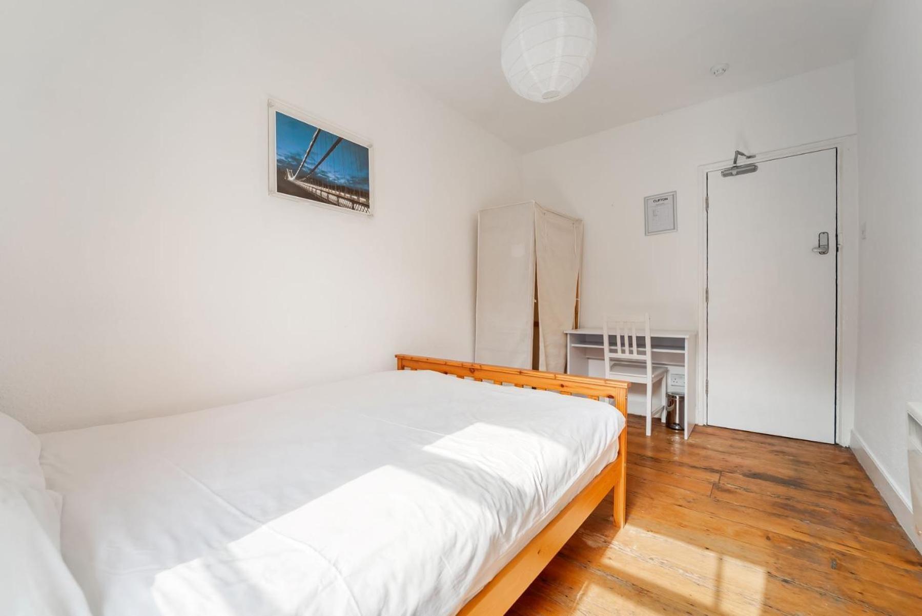 Large Single Room with Shared Bathroom