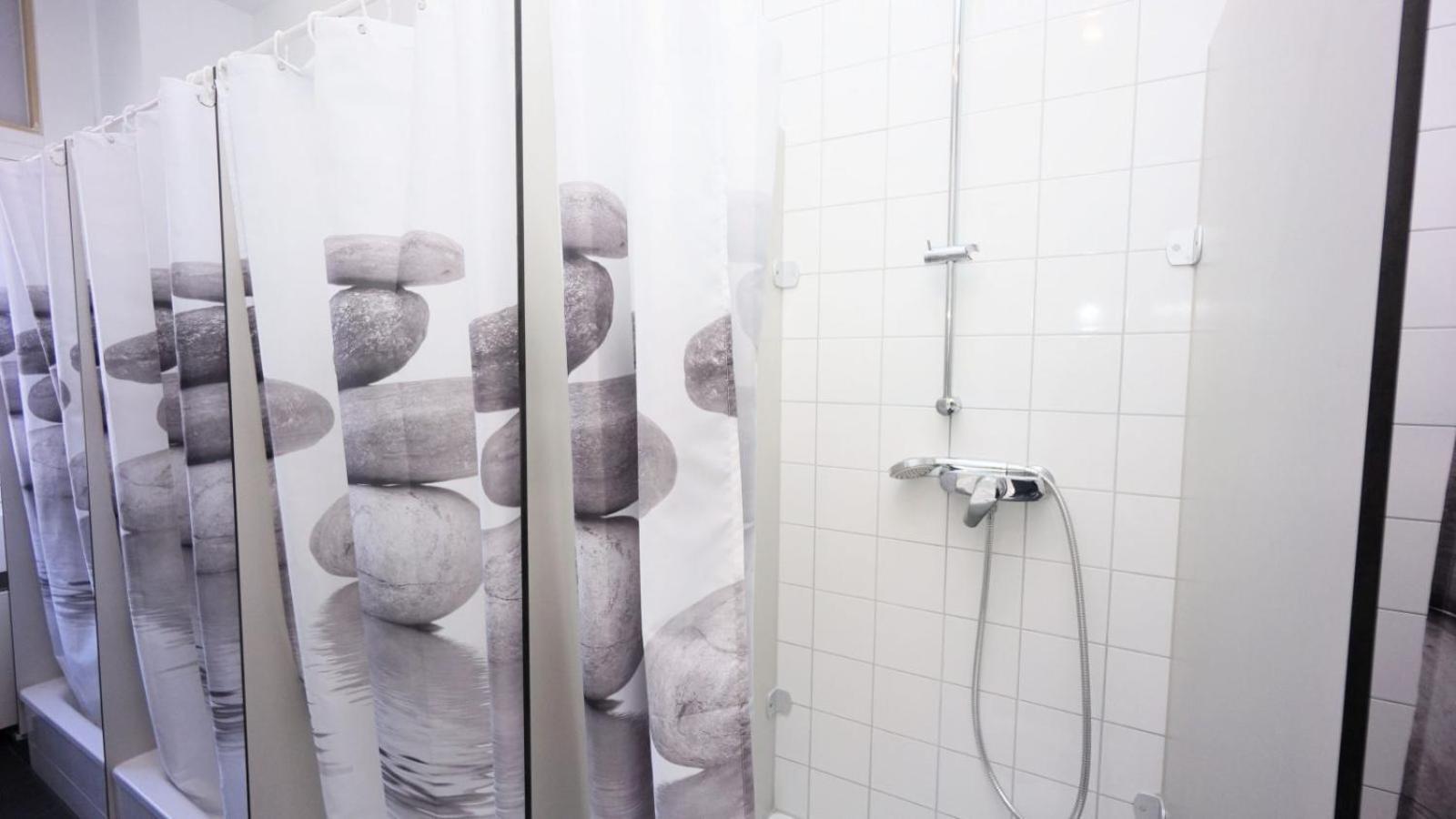 Chambre Lits Jumeaux avec Salle de Bains Commune