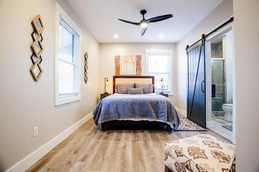 3 Minutes To Downtown! 2Bd/2Ba + Pet Friendly!-1