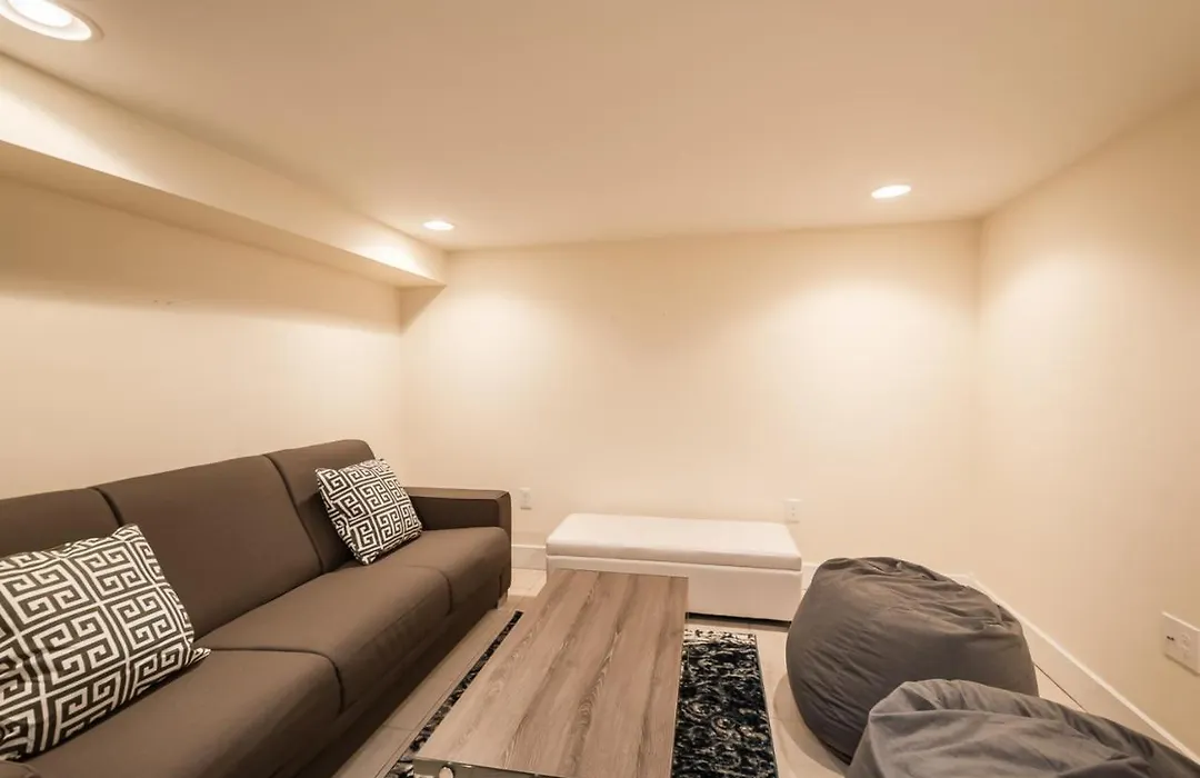 Stylish 4 Bedroom Townhome With Jacuzzi-1