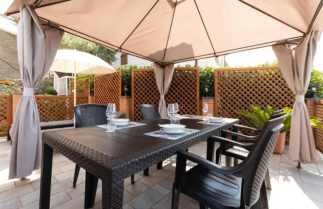 La Roccia Fiorita Appartamento con giardino e Jacuzzi-1