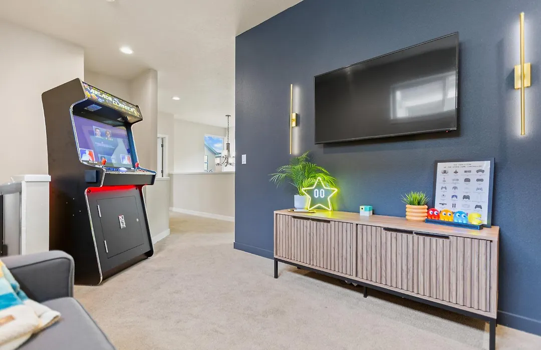 The Pendleton - Walkable - Arcade Loft - Modern- Light & Bright-1