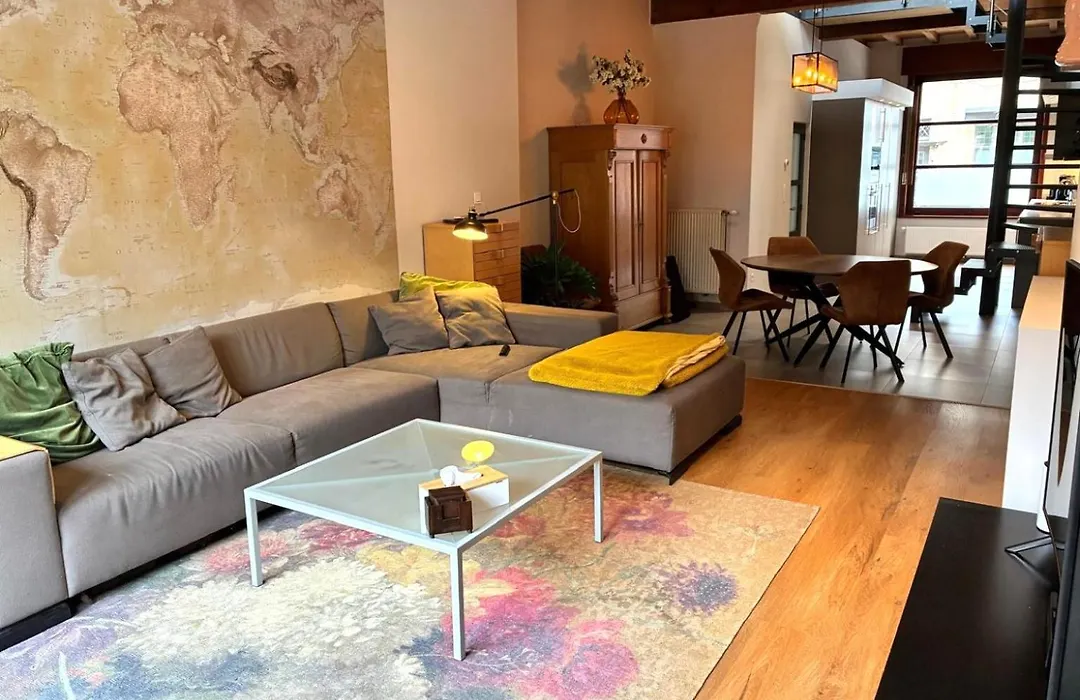 Spacious Design Home With Garden Near Centre-1