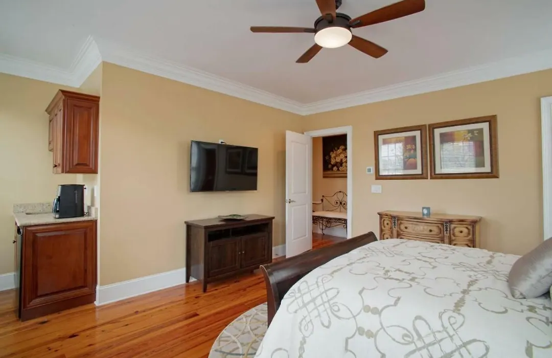Beautiful 3Bed Townhome In Historic Downtown Savannah-1