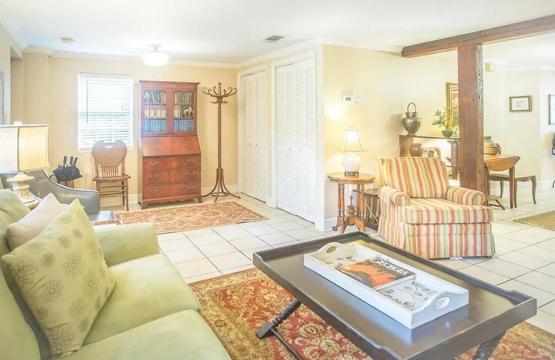 Chatham Square Garden Apartment By Lucky Savannah-1