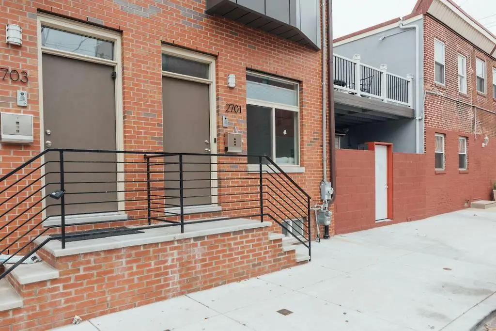 Luxury 3 Bed Near Penn / Chop With Skyline View!-1