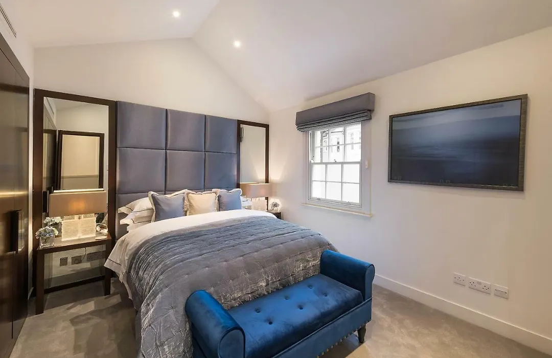 Knightsbridge Mews House Private Mews, Harrods & Parking Included-1
