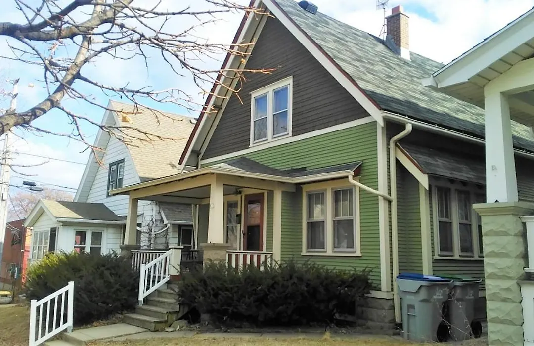 Comfortable 3 Bedroom Craftsman Bungalow In Milwaukee'S Bay View Neighborhood-1