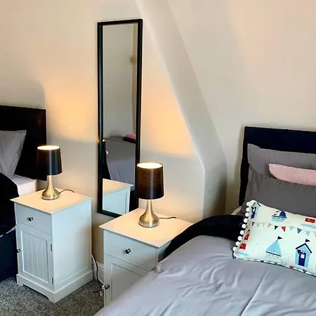 Durham House - Fantastic Location And Great Price In Scarborough-3