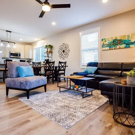 3 Minutes To Downtown! 2Bd/2Ba + Pet Friendly!-3