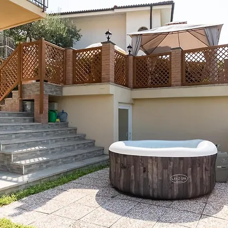 La Roccia Fiorita Appartamento con giardino e Jacuzzi-2