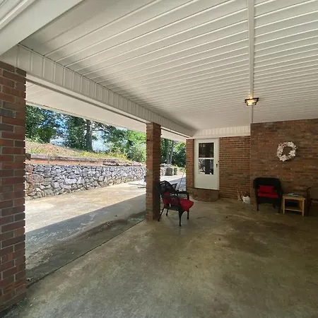 Spacious 5 Bedroom Roman Charm-2