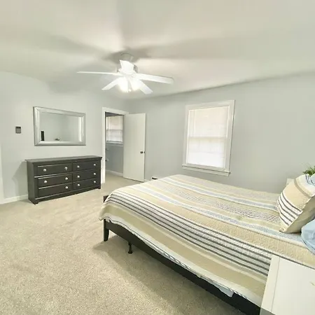 Spacious 5 Bedroom Roman Charm-3