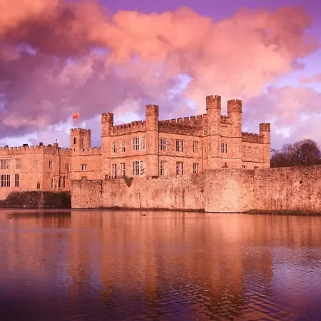 Leeds Castle Stable Courtyard Bed And Breakfast-3