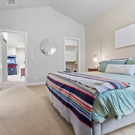 The Pendleton - Walkable - Arcade Loft - Modern- Light & Bright-3