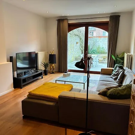 Spacious Design Home With Garden Near Centre-3