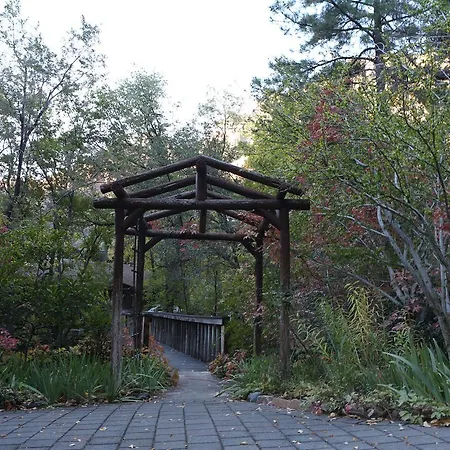 Orchard Canyon On Oak Creek-3