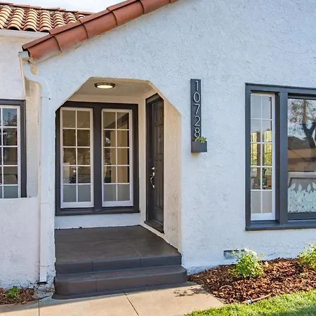 Luxurious Studio City Home-3