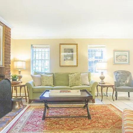 Chatham Square Garden Apartment By Lucky Savannah-2