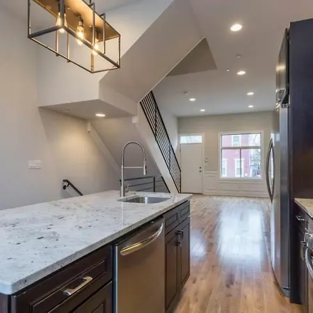Luxury 3 Bed Near Penn / Chop With Skyline View!-3