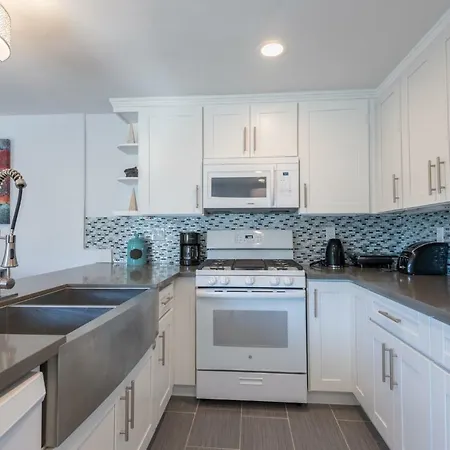 Modern Guest House Nestled In The Hollywood Hills With Huge Deck And Wow Views!-3