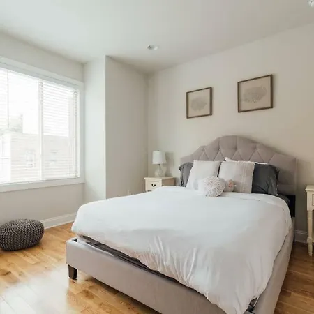 Luxury 3 Bed Near Penn / Chop With Skyline View!-2