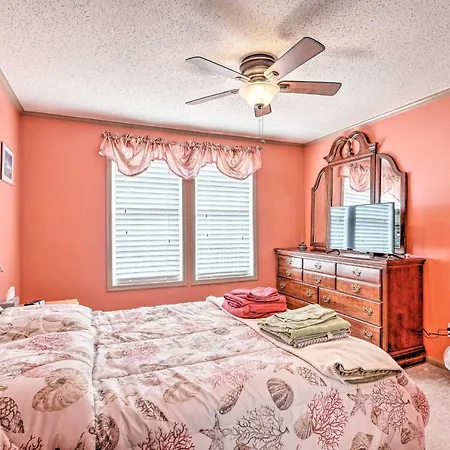 Surfside Beach Home W/ Resort Perks: Walk To Beach-3