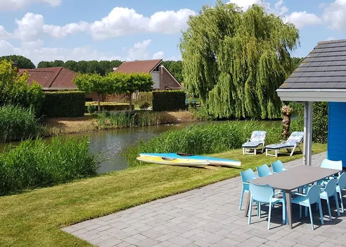 The Blue House - Luxurious Waterfront Villa Zeewolde