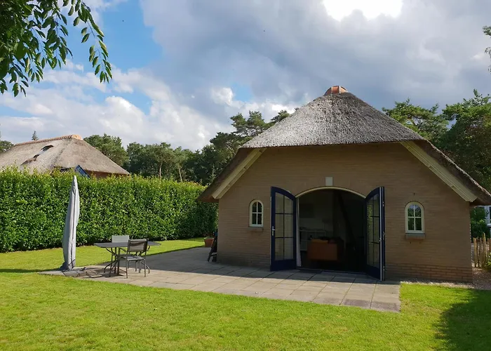 Villa met zwembad: Vakantiebungalow Otterlo