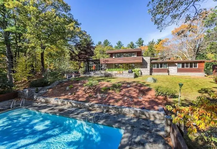 Peaceful Getaway Cottage On Grounds Of Historic Mid-Century Gem