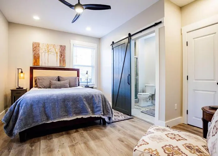 3 Minutes To Downtown! 2Bd/2Ba + Pet Friendly!