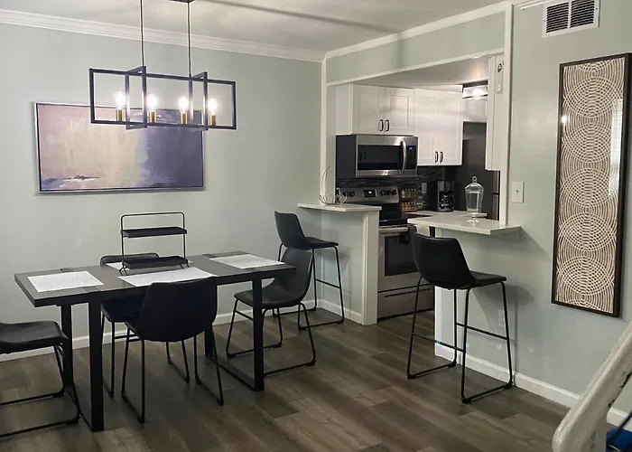 Hhi Homes- Newly Renovated Cozy Modern Pet-Friendly Villa-Ideal Location