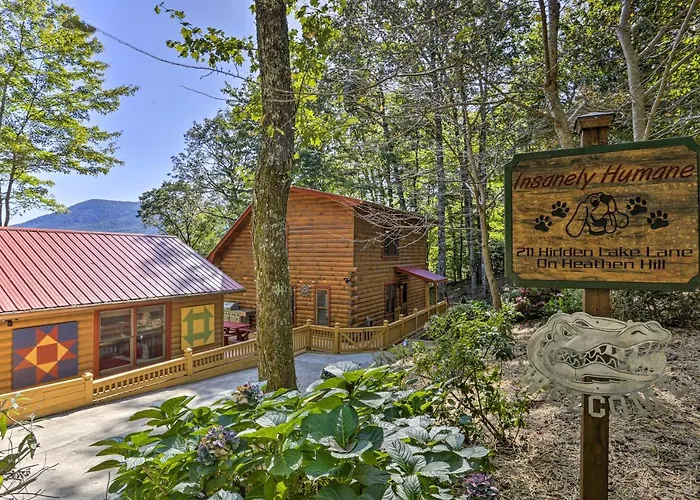 Lovely Log Cabin + Bunkhouse W/ Views & Yard!