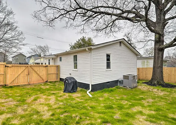 Cozy House With Private Yard, Close To Downtown