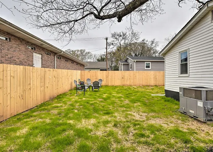 Cozy House With Private Yard, Close To Downtown
