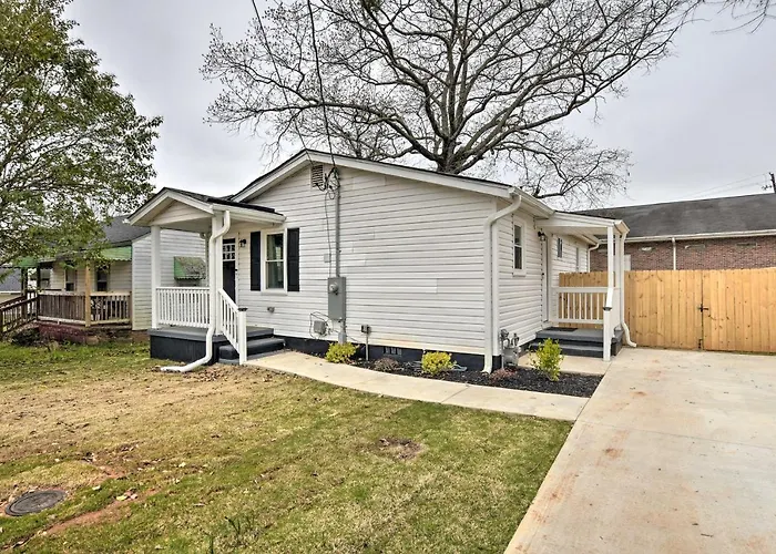 Cozy House With Private Yard, Close To Downtown