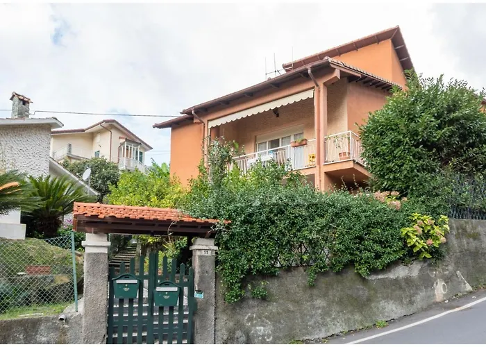 Silvia, Indipendente Con Giardino Privato E Garage