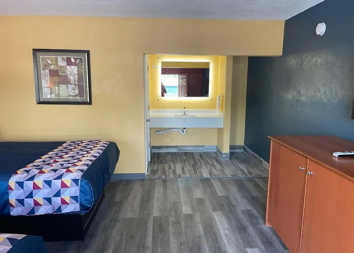 Hotel near College: Economy Inn Hot Springs