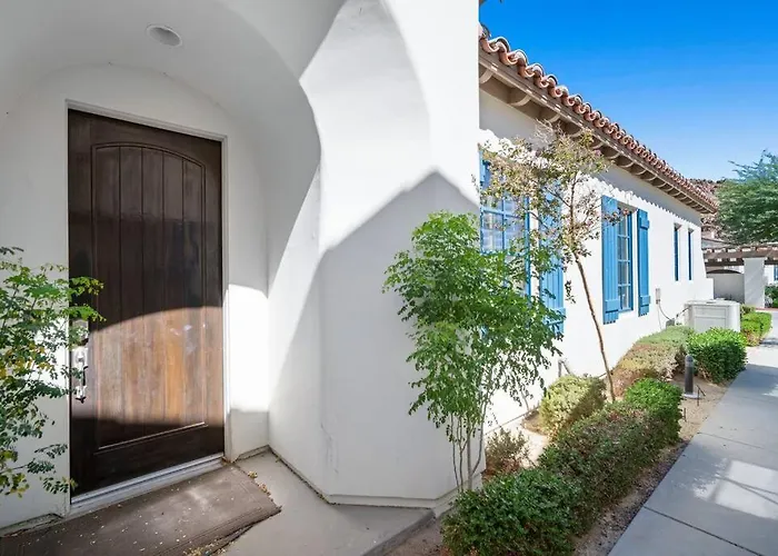 Legacy Villas: Spacious 3-Bed Villa with Pool Access and Entertainment