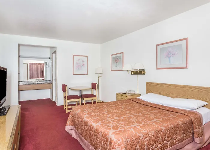 Hotel with pool: Super 8 By Wyndham Phoenix Metro North