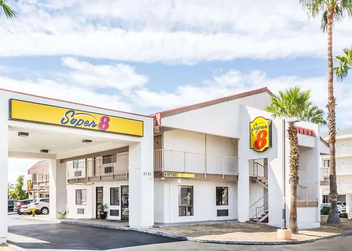 Hotel with pool: Super 8 By Wyndham Phoenix Metro North