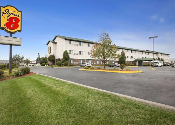 Family resorts Super 8 By Wyndham Milwaukee Airport