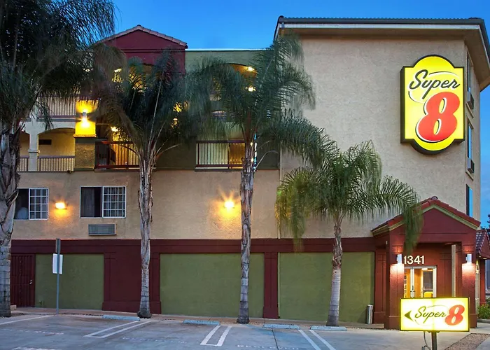 Super 8 By Wyndham Downtown
