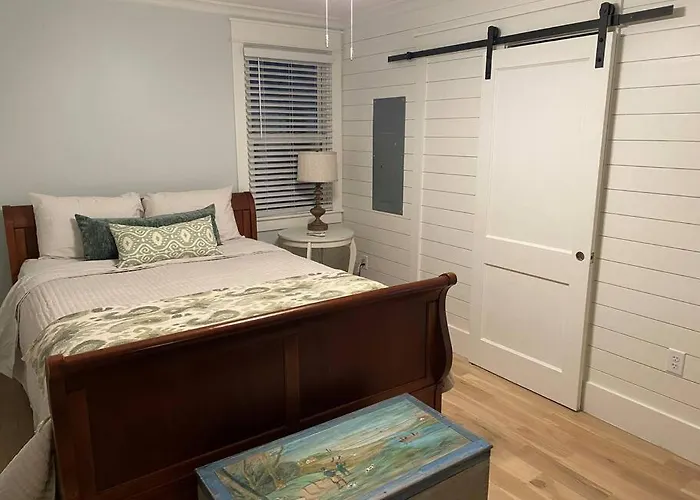 Walk To Bay Street And Historic Downtown Beaufort! Close To Parris Island Mcrd!!