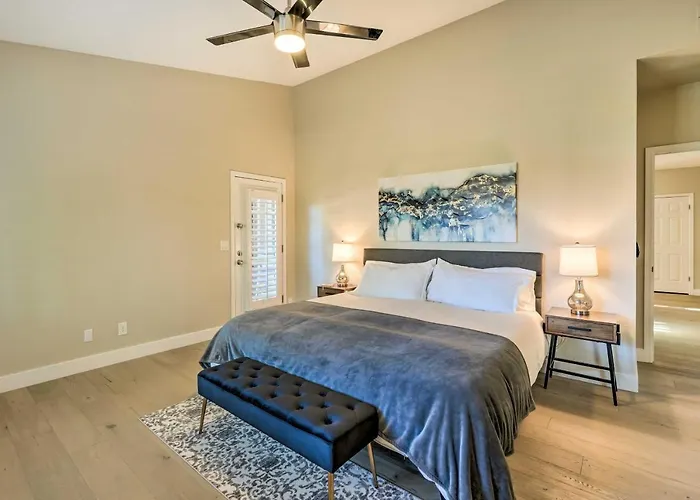 Upscale Scottsdale Oasis With Patio And Hot Tub!