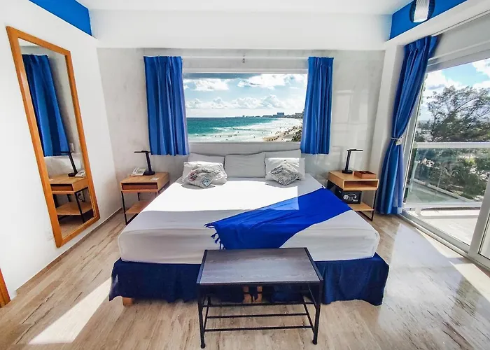 Apartment: Paradise Beachfront & Nightlife Heart