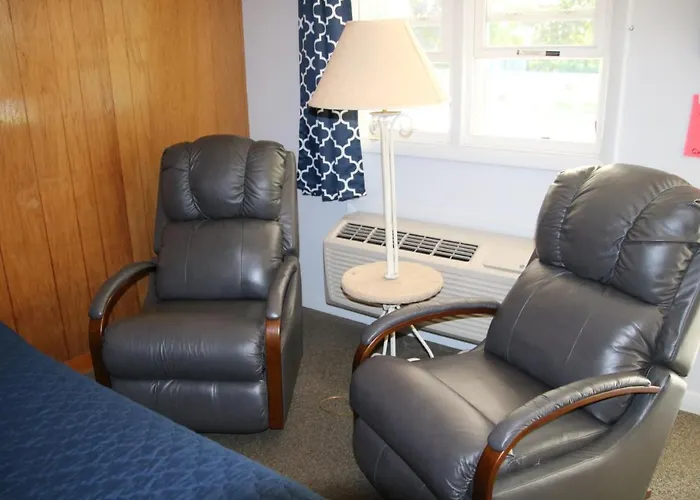 Hotel with pool: West Winds Motel & Cottages
