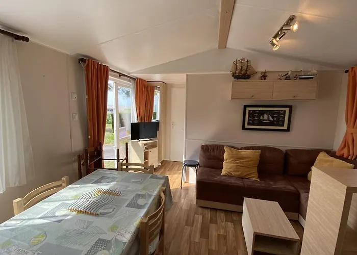 Mobil-home à Fouras : Proche Plage, 2 Chambres, TV, Plancha, Parking, Idéal Famille - FR-1-709-58