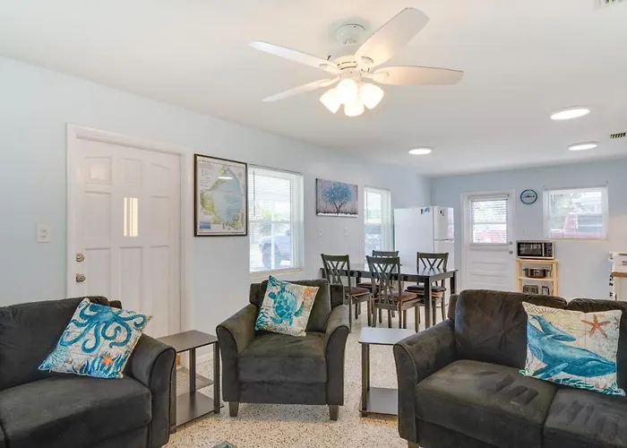 Waterfront Okeechobee Getaway W/ Backyard Dock!